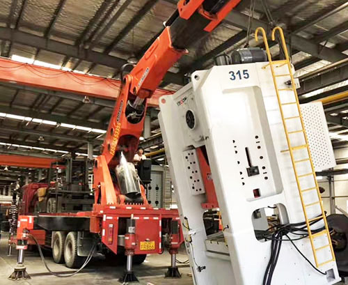 桐庐县附近随车吊出租，轻松解决运输难题